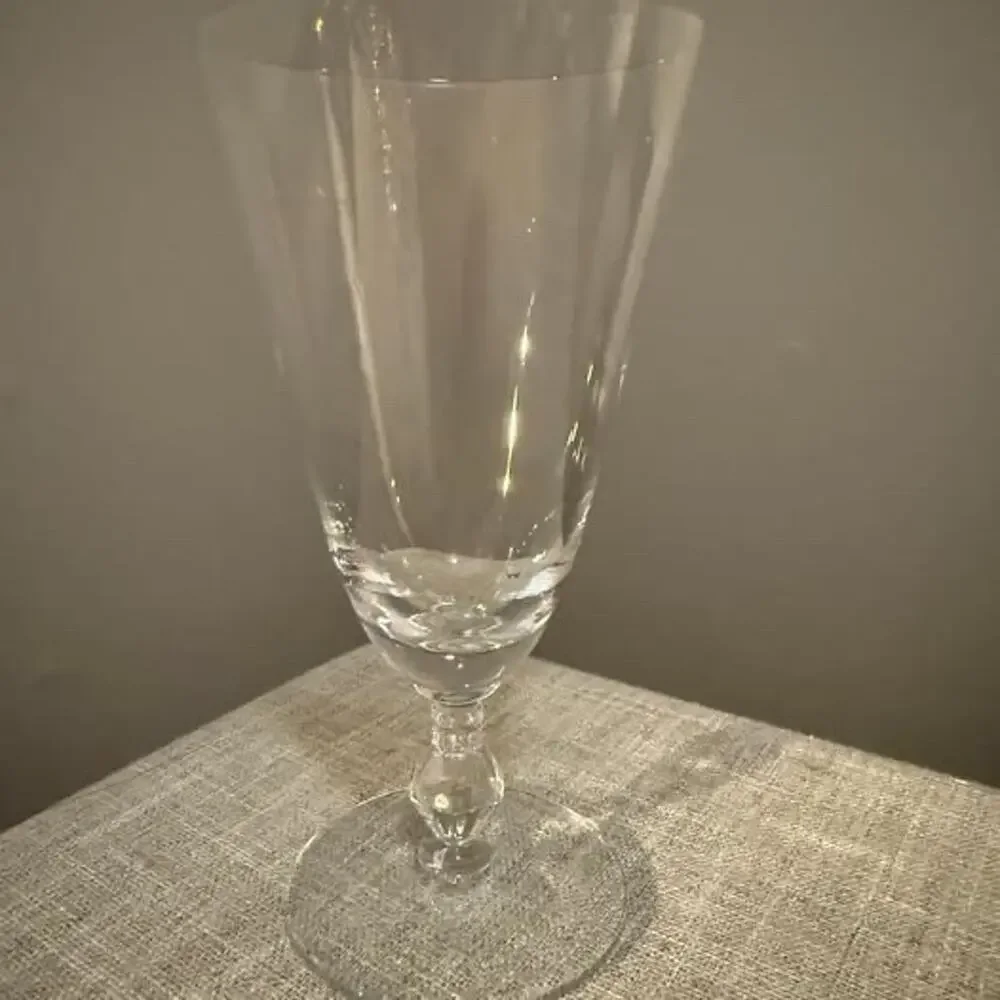 🍷✨ Set of 8 Vintage Clear Glass Water Iced Tea Goblets – UV Reactive Pink Glow
